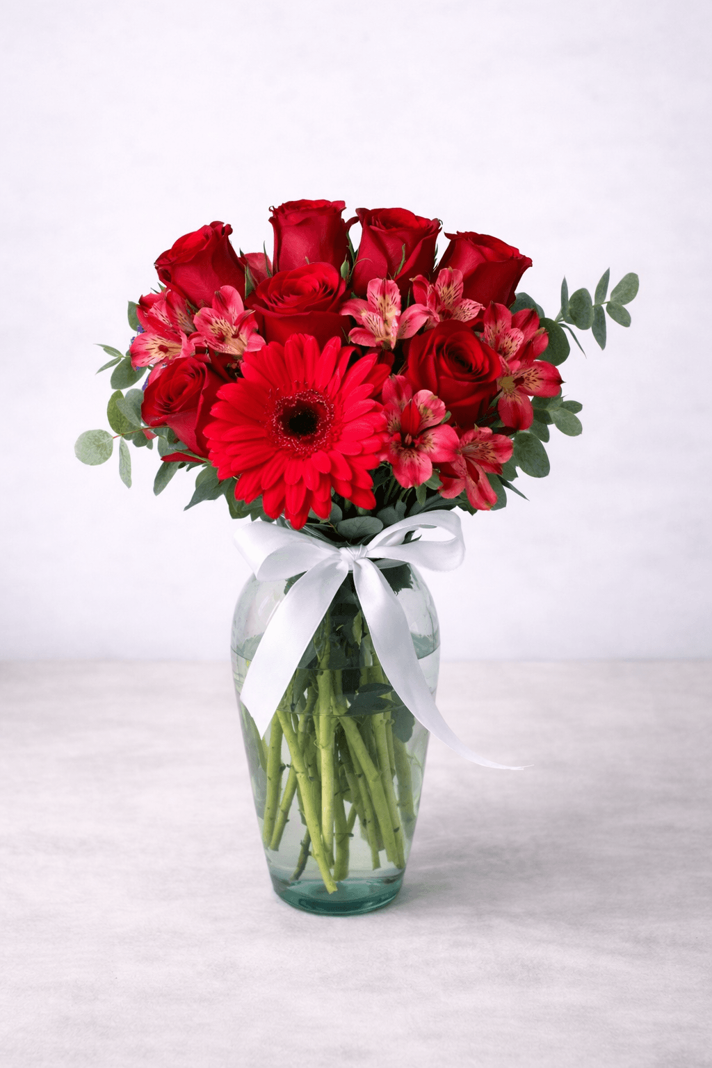Florero de gerberas y rosas rojas