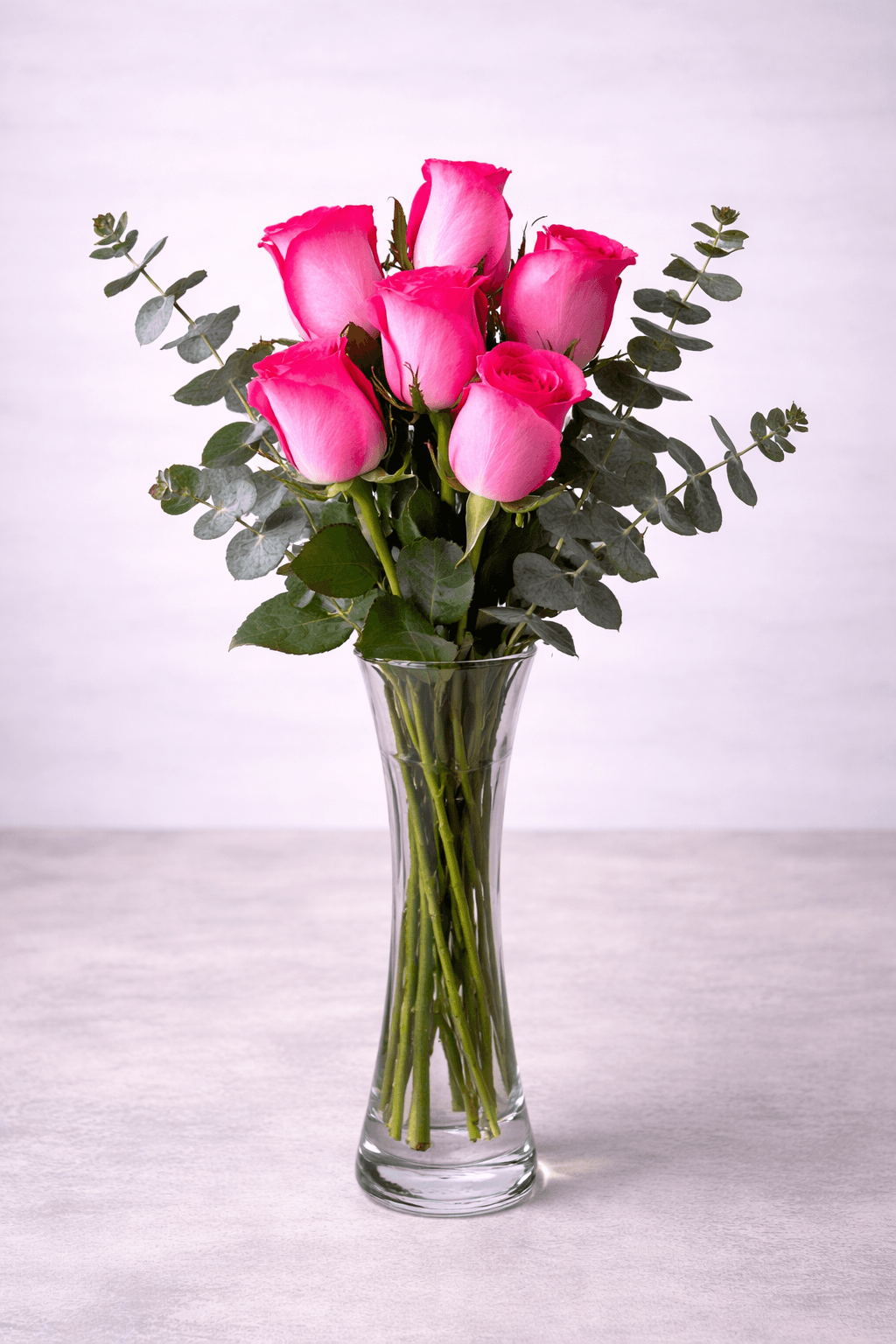 Florero de rosas rosas con dólar