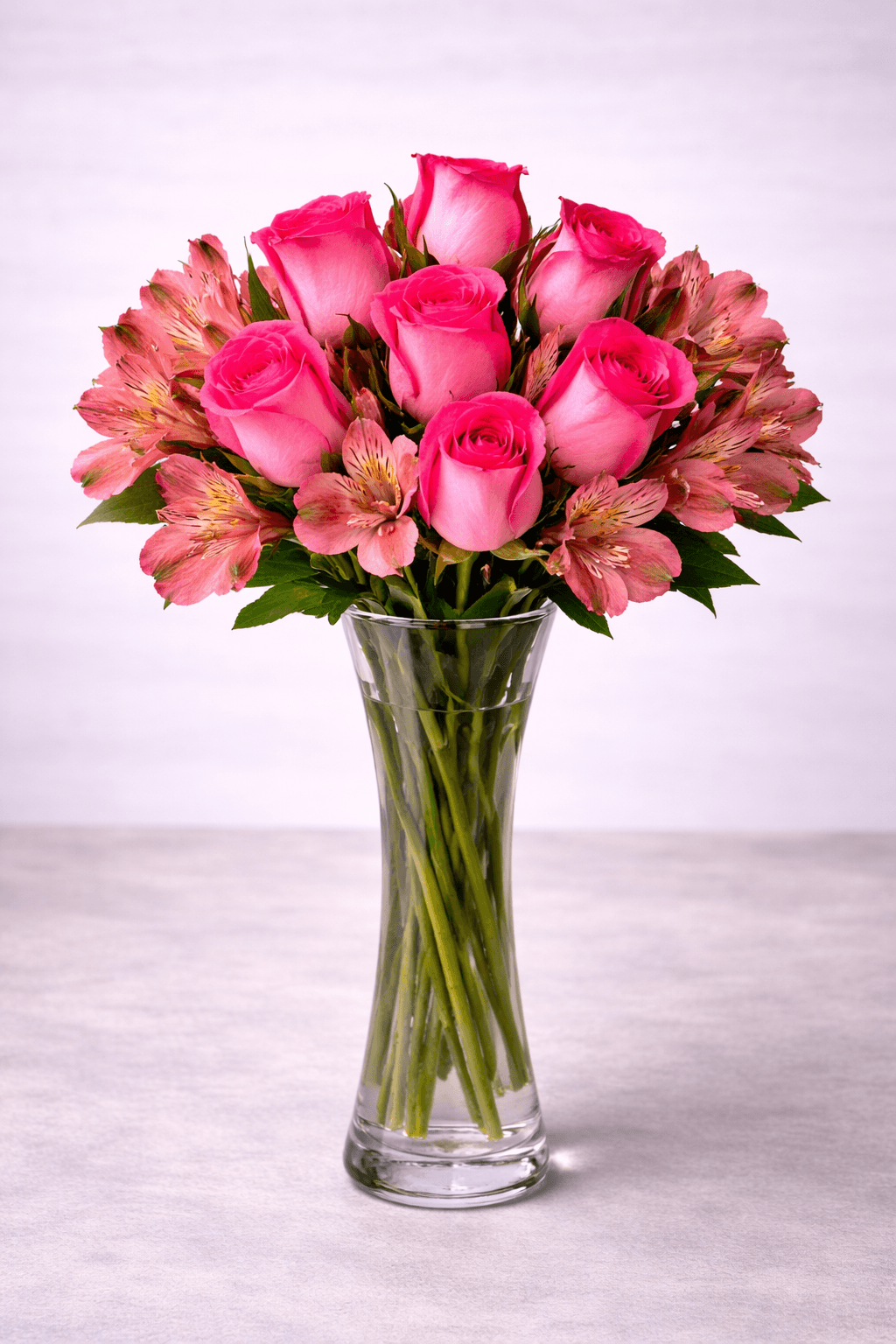 Florero de rosas rosas con astromelias