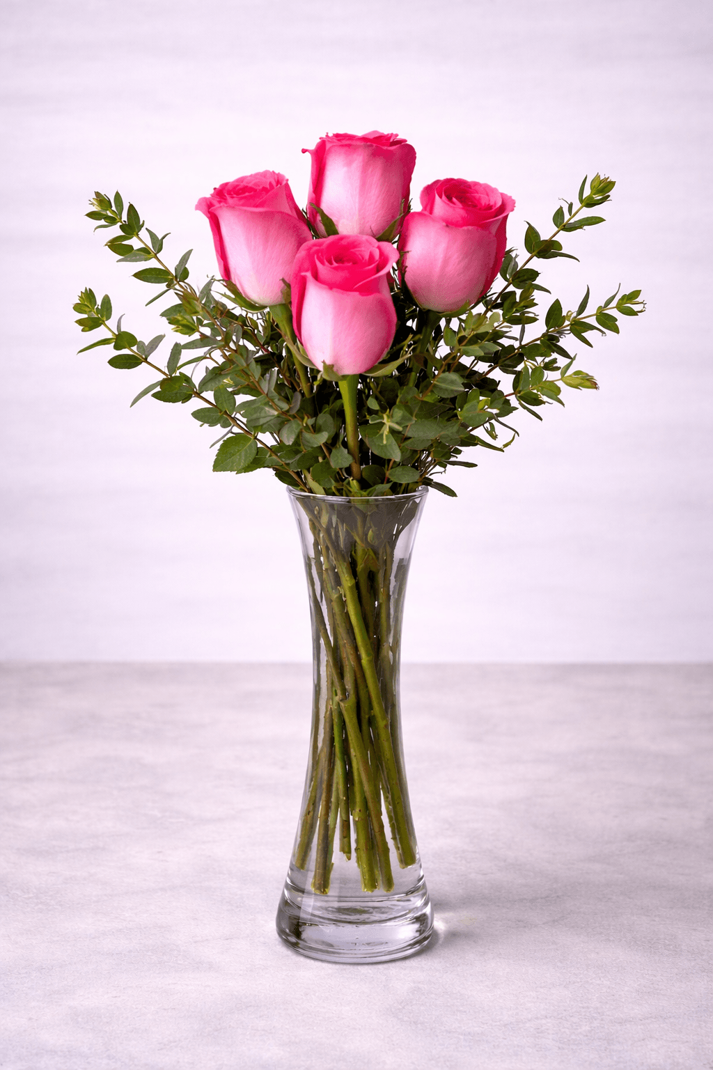 Florero de rosas rosas y parvifolia