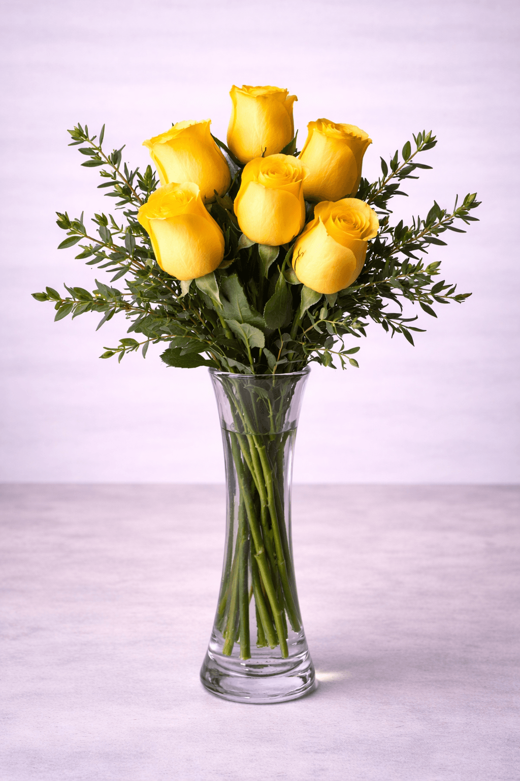 Florero de rosas amarillas con parvifolia