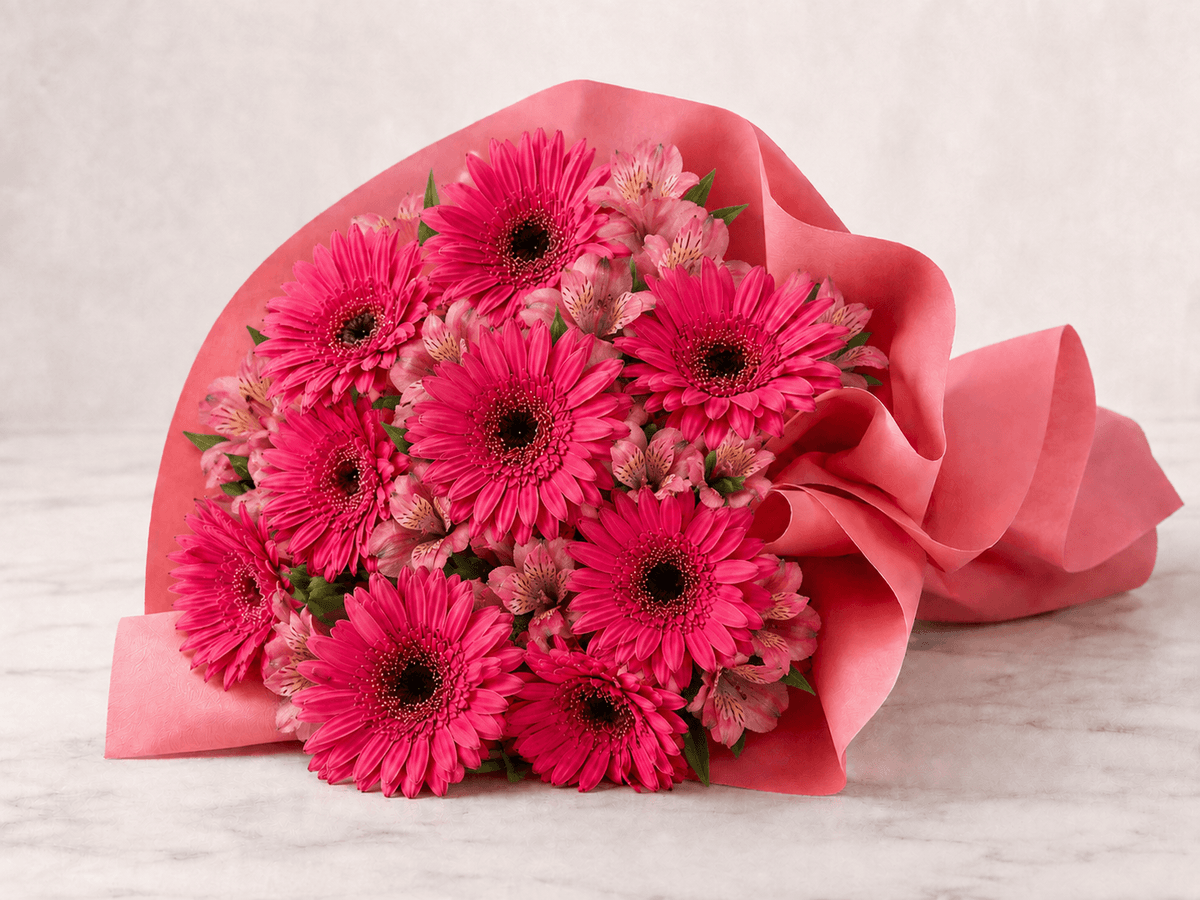 Ramo de gerberas fucsia con astromelias